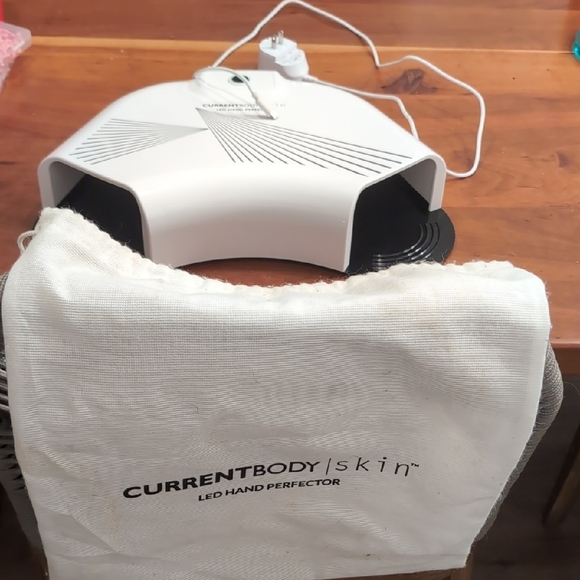 CurrentBody Skin LED Light Therapy - White For Hands - Picture 8 of 8